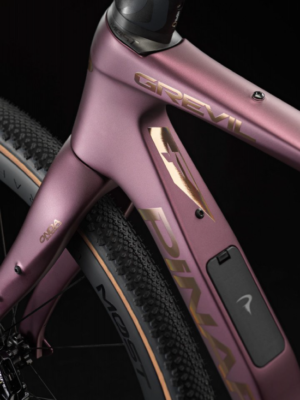 Bicicleta gravel Pinarello Grevil F7 SRAM Force AXS portada lifestyle - ZZBIKE