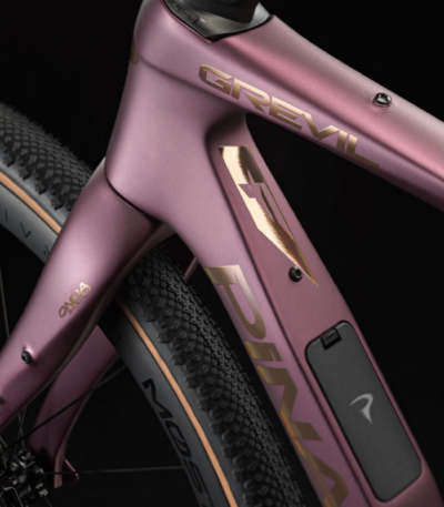 Bicicleta gravel Pinarello Grevil F7 SRAM Force AXS portada lifestyle - ZZBIKE